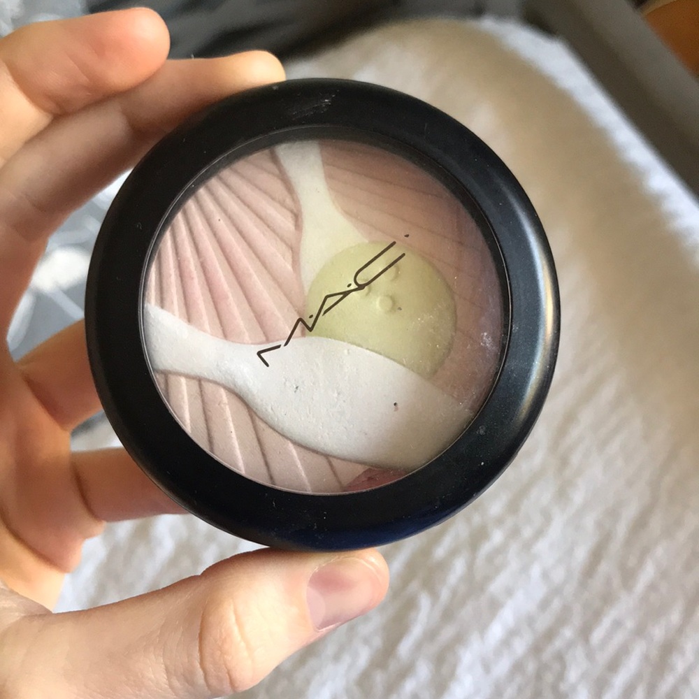 MAC Pearlmatte Face Powder in TROPHY